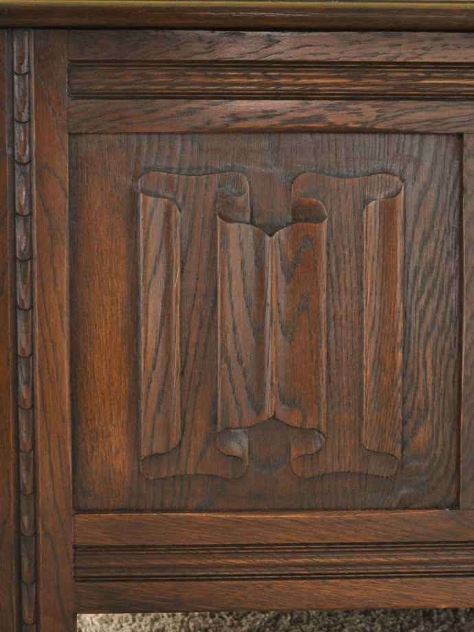 英国アンティーク家具らしい装飾