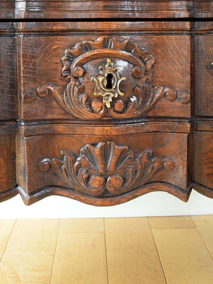 アンティークのチェストの装飾