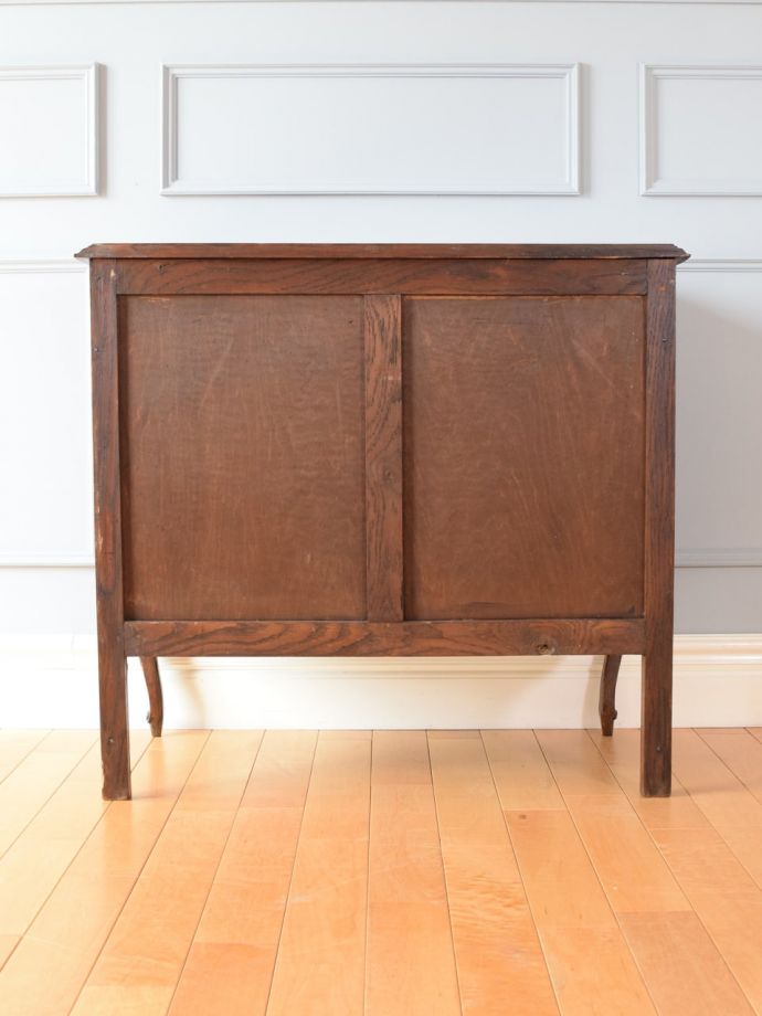 チェストの後ろ姿