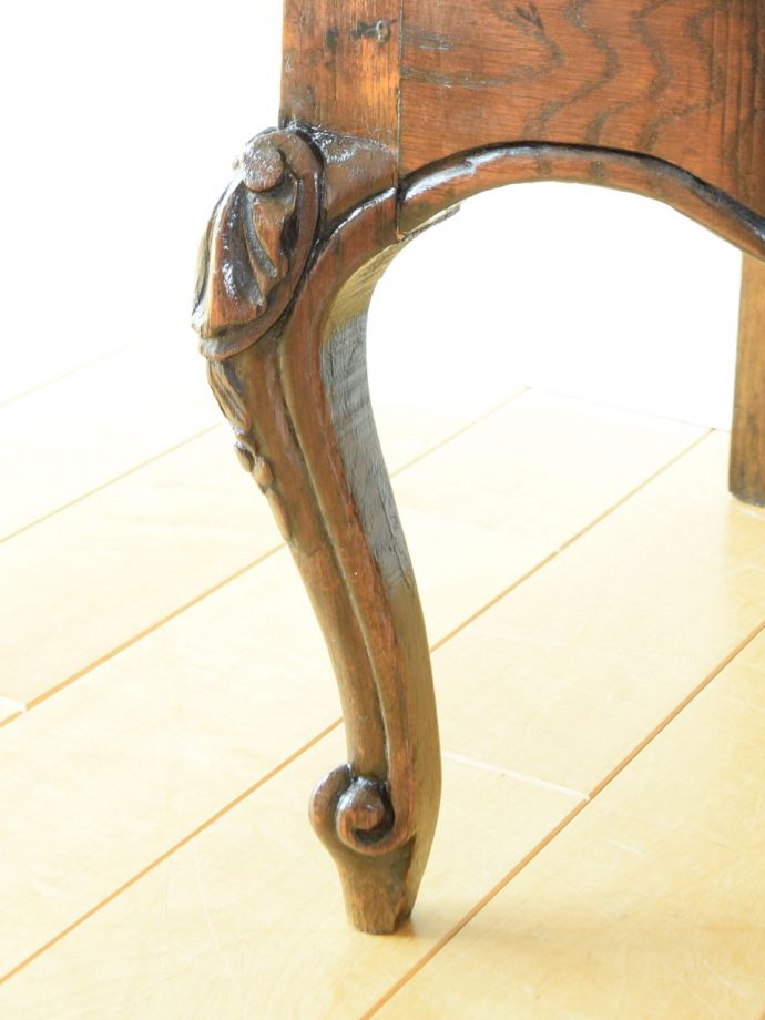 アンティークチェストの脚