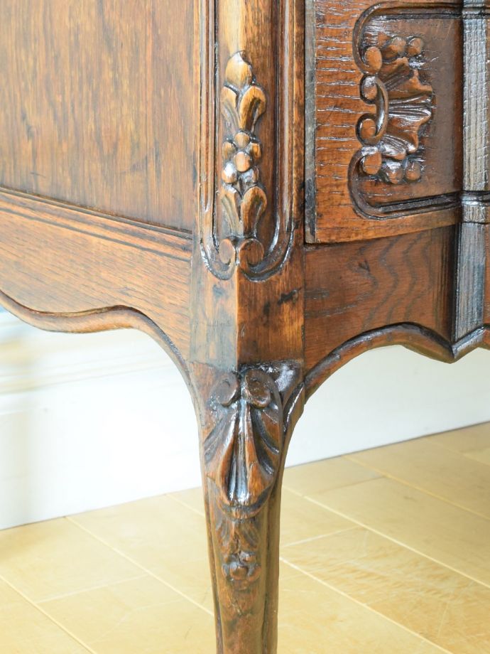 フランスアンティーク家具らしい彫