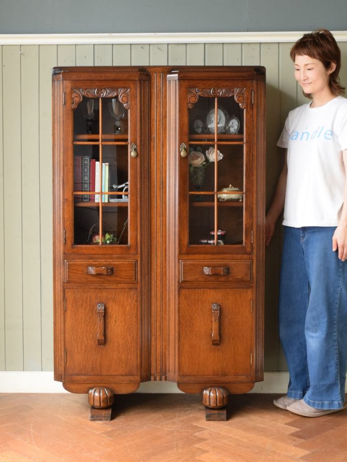 英国アンティークのキャビネット