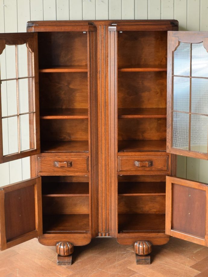 キャビネットの扉の中