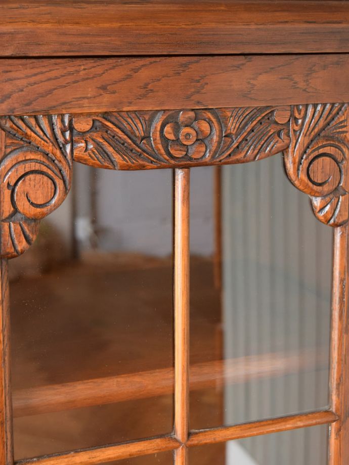 アンティーク家具らしい装飾