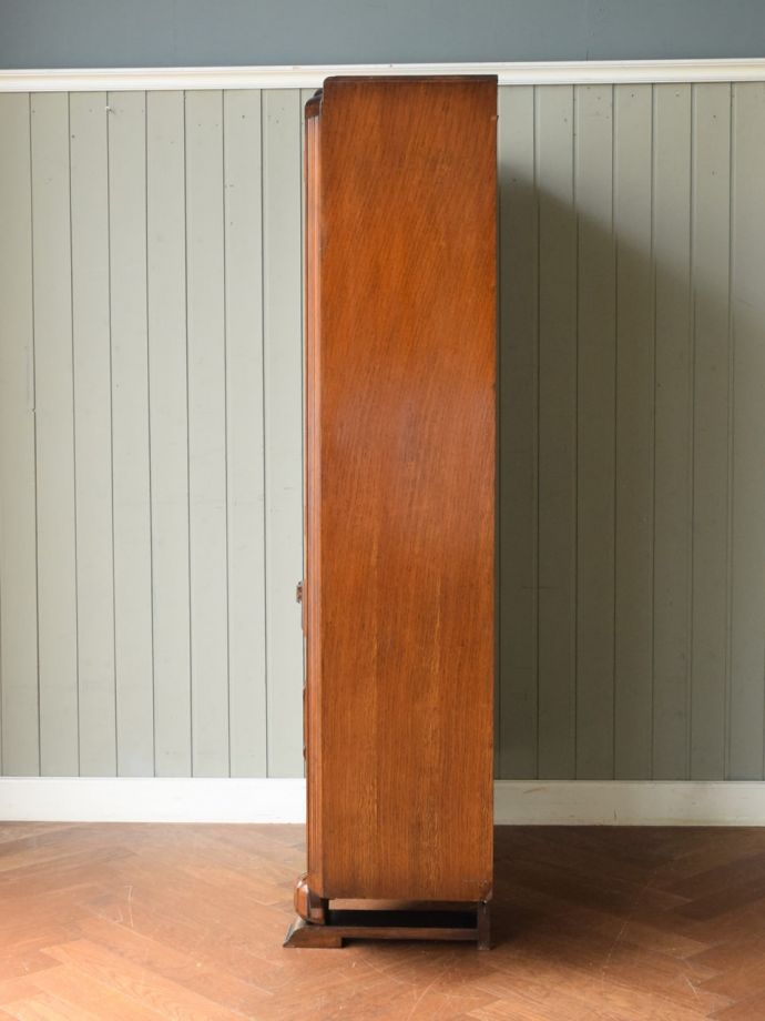 キャビネットの側面