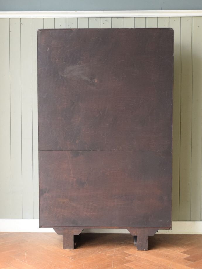 キャビネットの後ろ姿