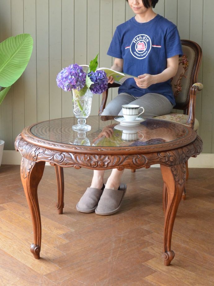 フランスの優雅なコーヒーテーブル
