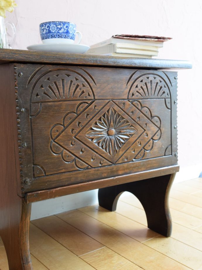 アンティーク家具らしさが漂うブランケットボックス