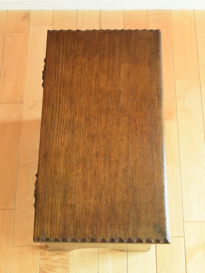 アンティークのブランケットボックスの天板