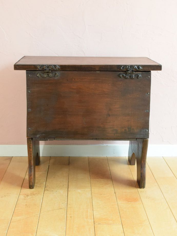 ブランケットボックスの後ろ姿