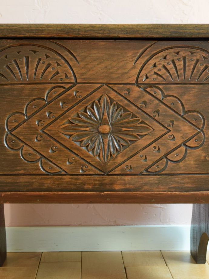 英国アンティーク家具らしい装飾