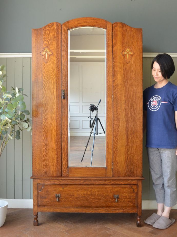 英国アンティークのワードローブ