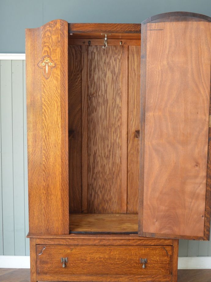 ワードローブの扉の中