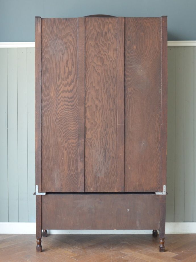 ワードローブの後ろ姿