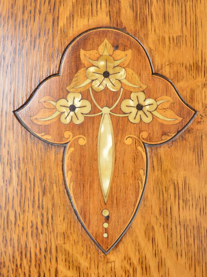 英国アンティーク家具らしい装飾