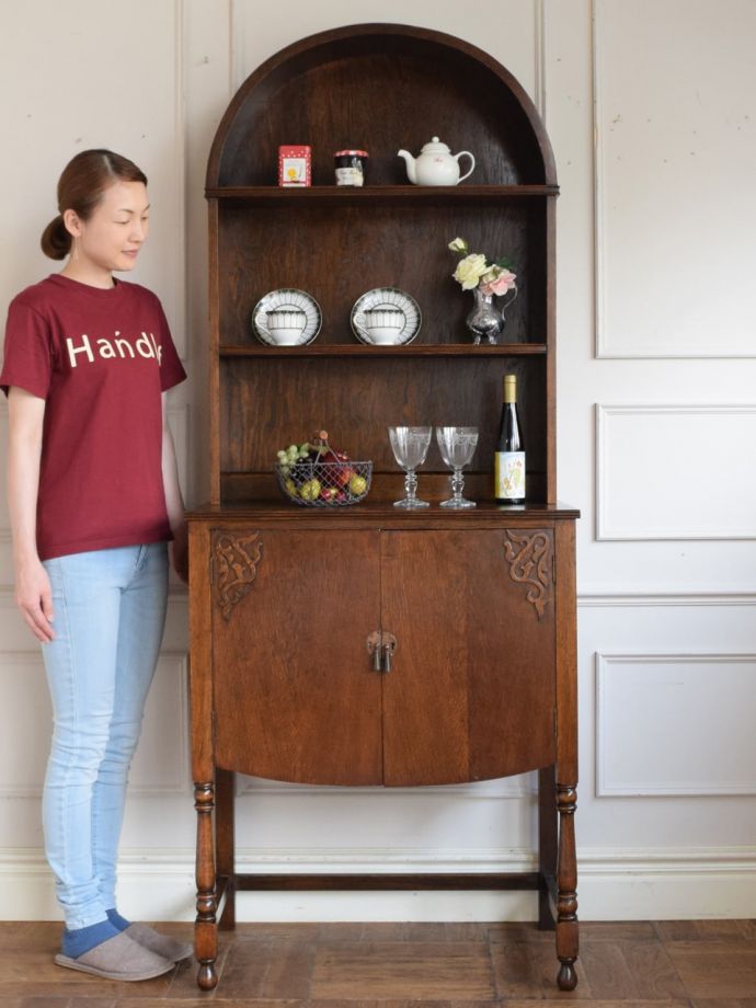 アンティークのオープンシェルフキャビネット