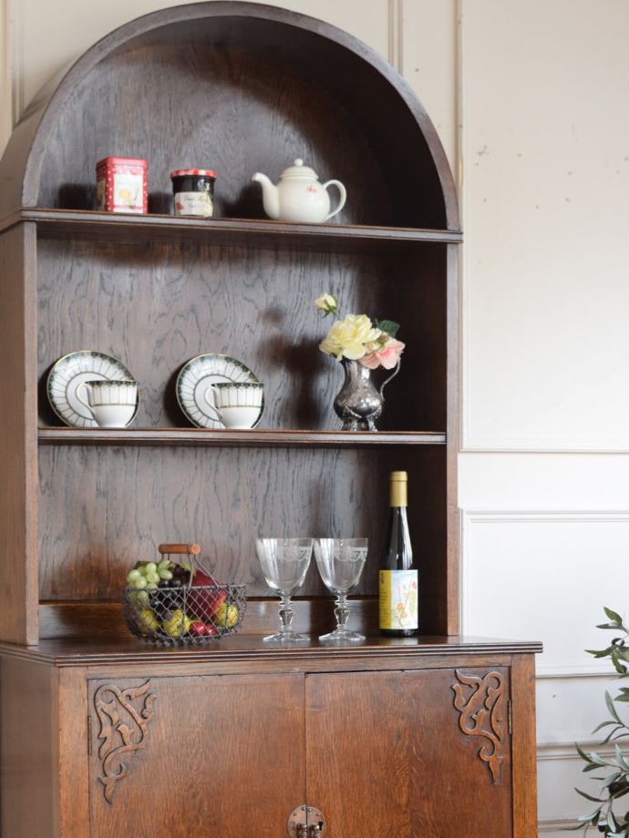 アンティーク家具らしさが漂うオープンシェルフ