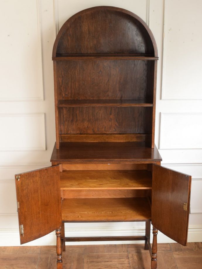 アンティークキャビネットの扉の中