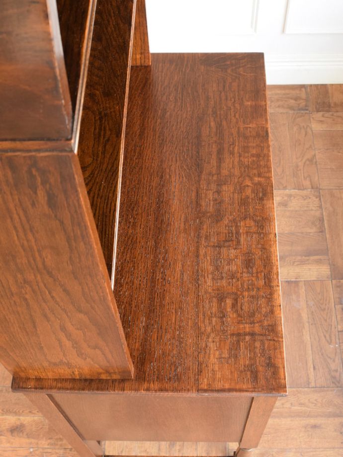 アンティークのオープンシェルフの天板