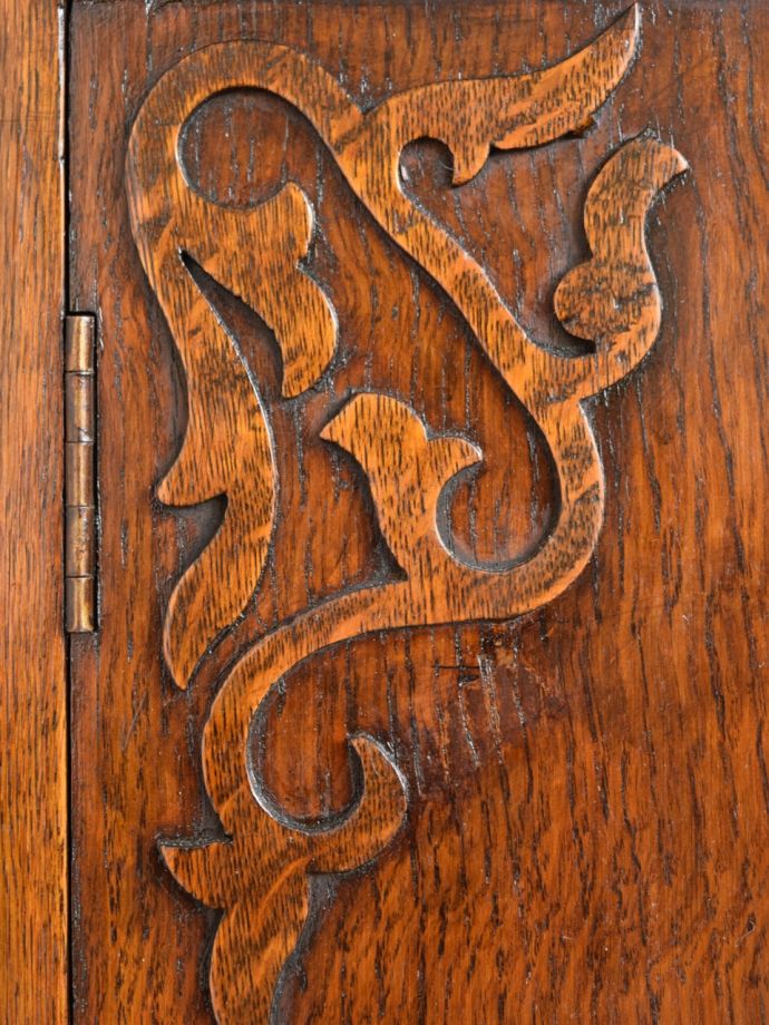 英国アンティーク家具らしい装飾