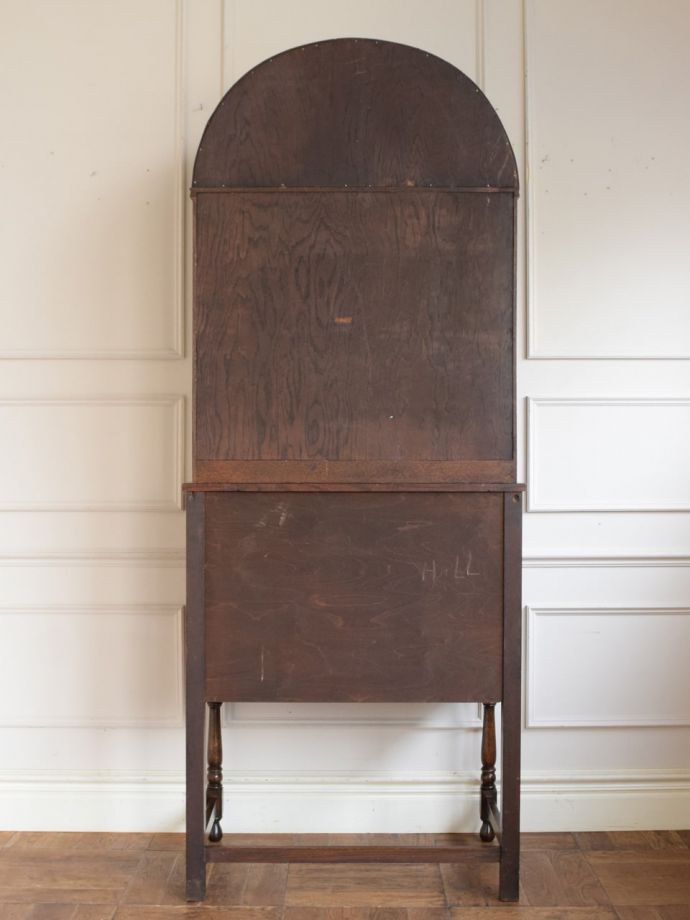 キャビネットの後ろ姿