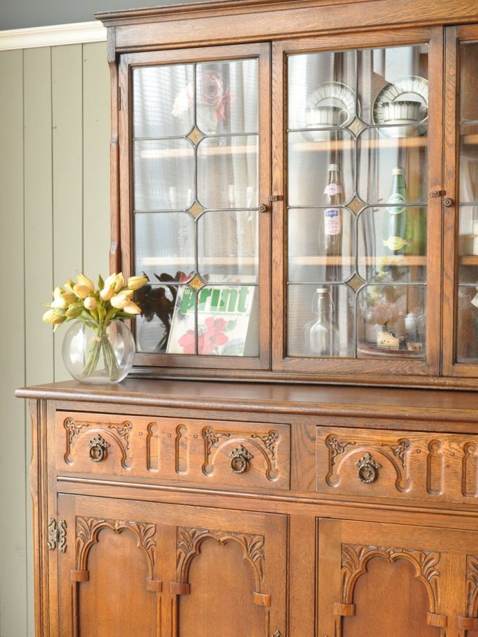 アンティーク家具らしさが漂うキャビネット