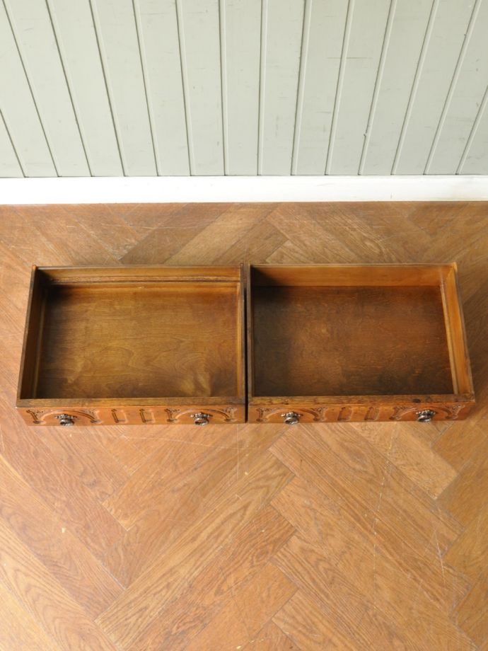 アンティークのキャビネットの引き出し