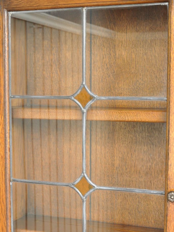 ステンドグラスの扉