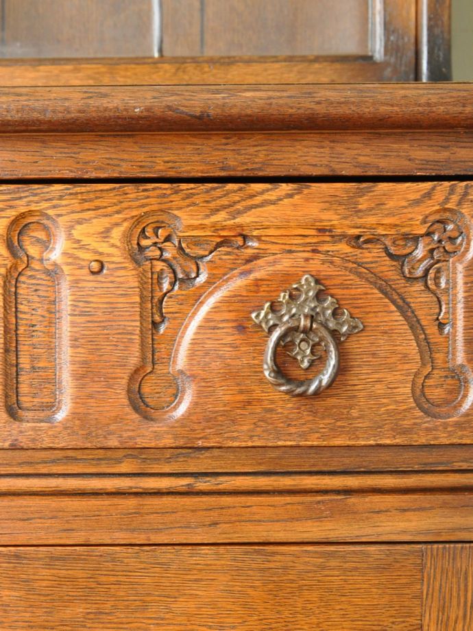 英国アンティーク家具らしい装飾