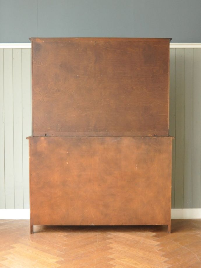 キャビネットの後ろ姿