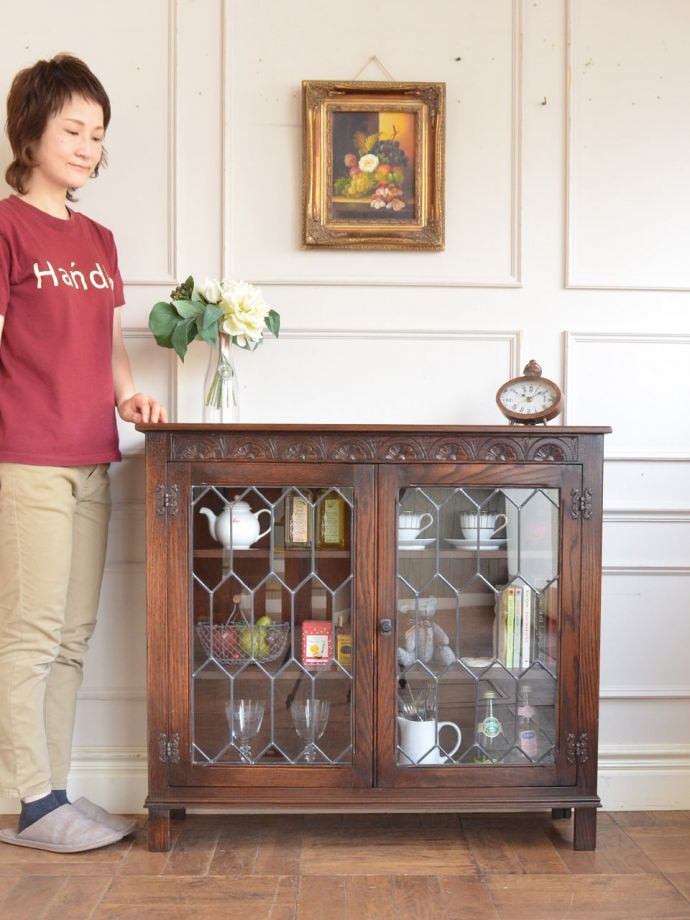 英国アンティークのガラスキャビネット