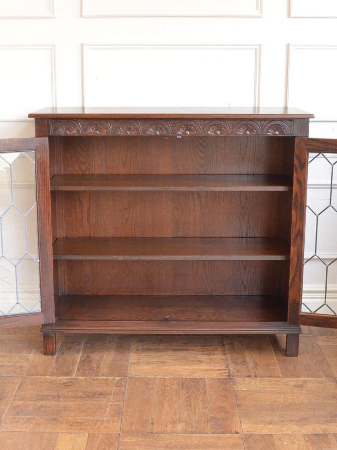 ガラスキャビネットの扉の中