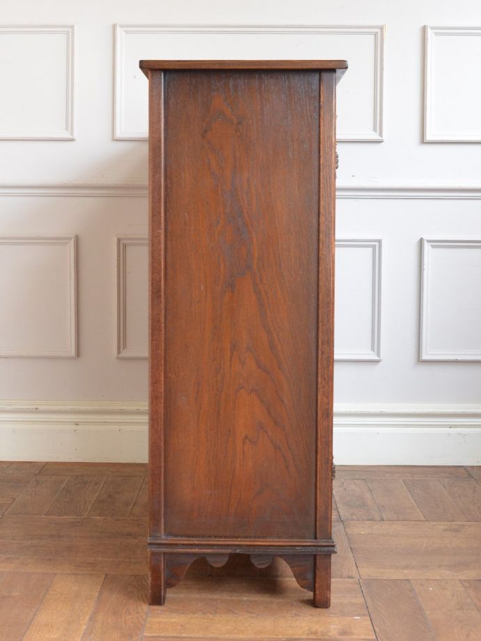 ガラスキャビネットの側面