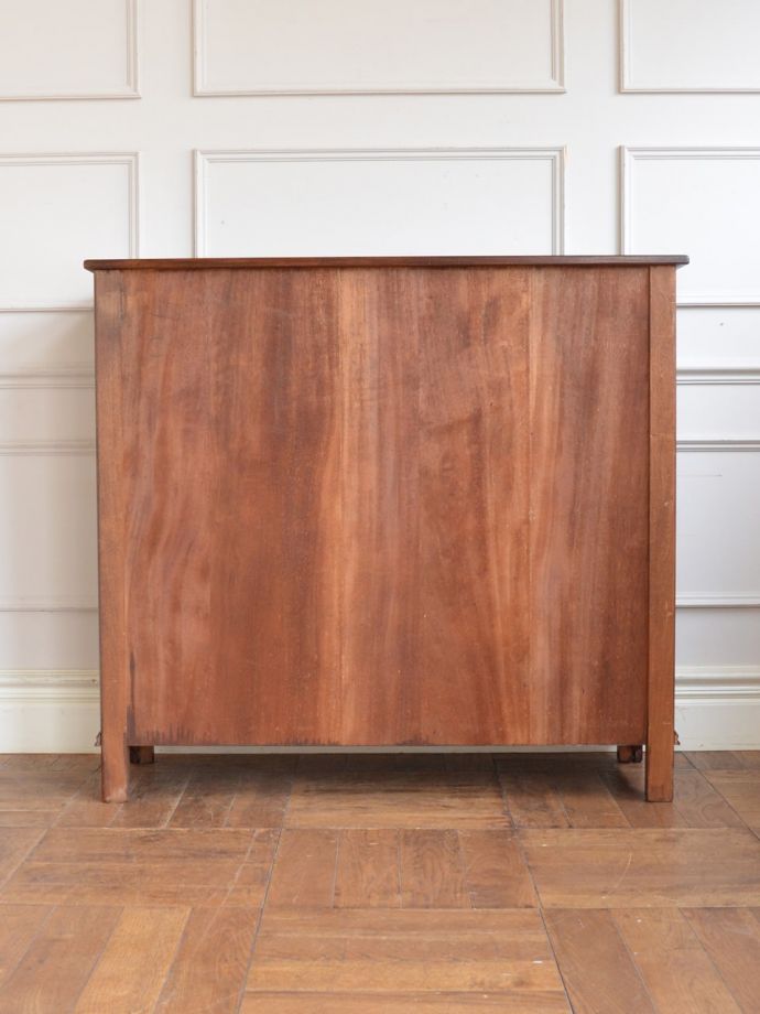 ガラスキャビネットの後ろ姿