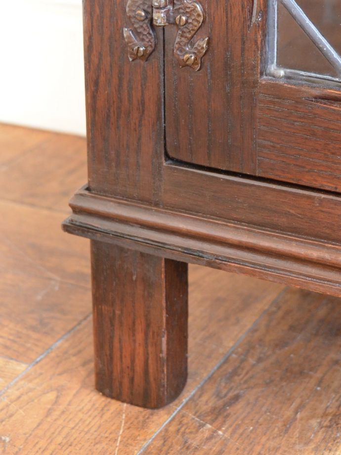 アンティークキャビネットの脚