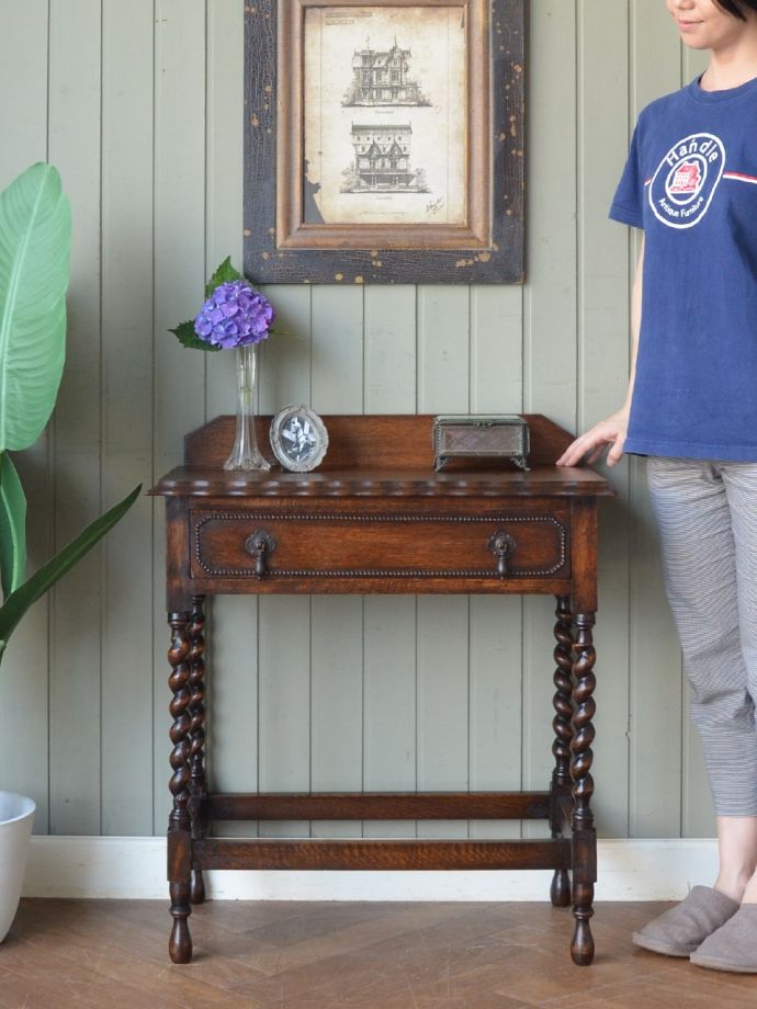 英国アンティークのコンソールテーブル