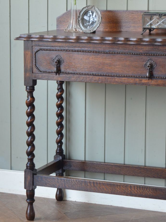アンティーク家具らしさが漂うコンソールテーブル