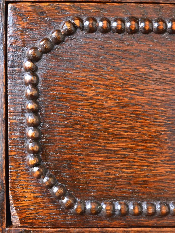 英国アンティーク家具らしい彫