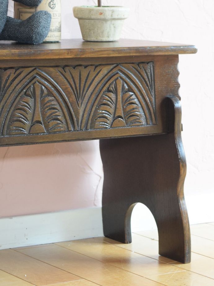 アンティーク家具らしさが漂うブランケットボックス