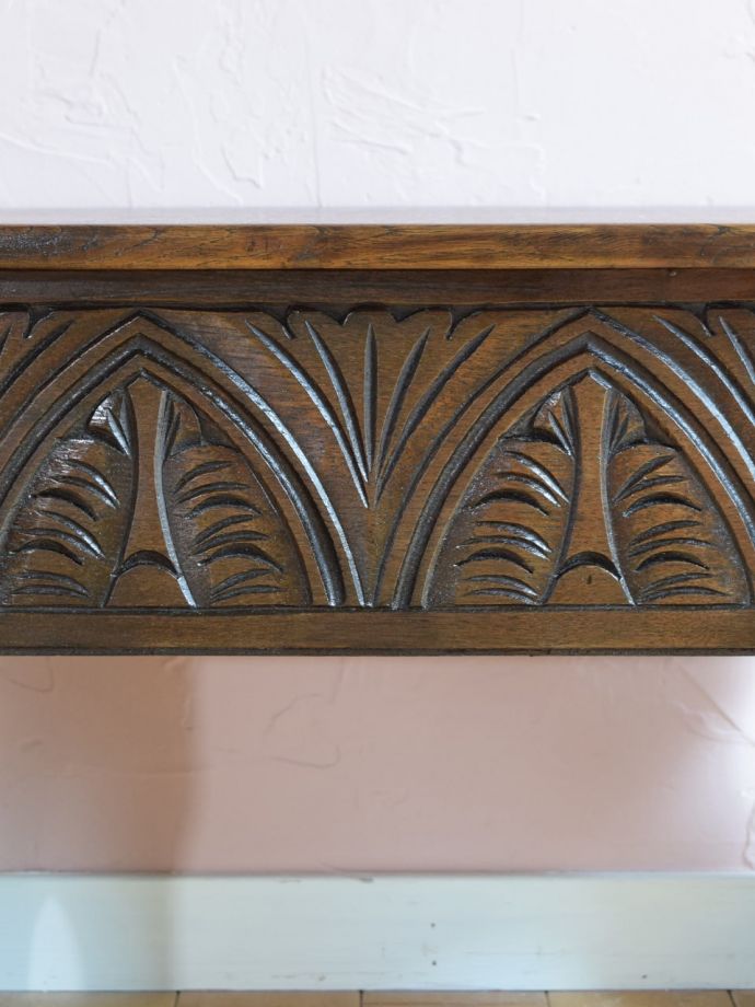 英国アンティーク家具らしい装飾