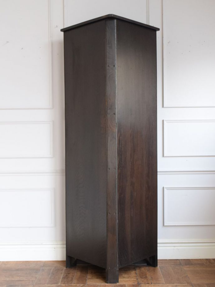 ビンテージキャビネットの後ろ姿