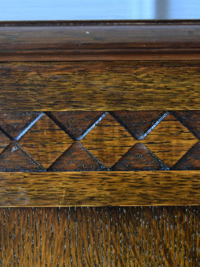 英国アンティーク家具らしい装飾