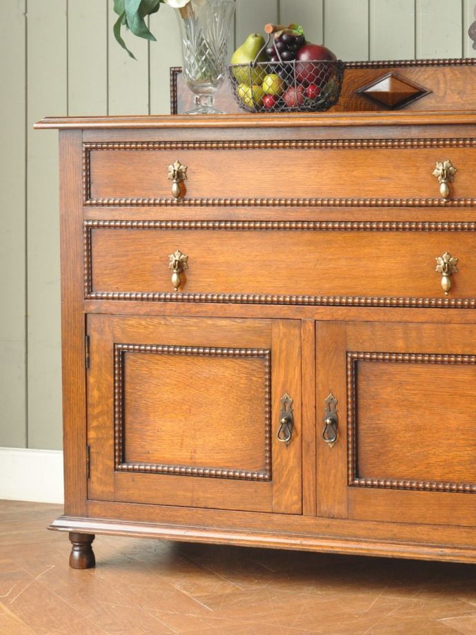 アンティーク家具らしさが漂うサイドボード