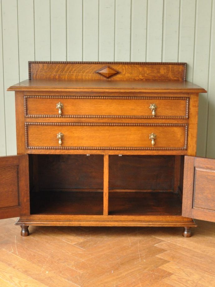 アンティークキャビネットの扉の中