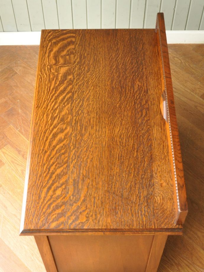 アンティークのサイドボードの天板