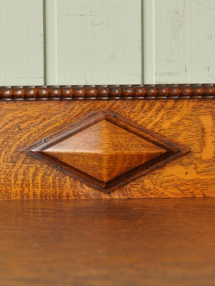 英国アンティーク家具らしい装飾