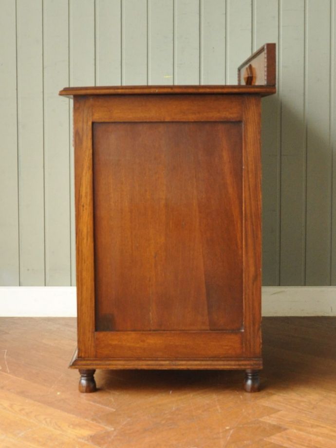 サイドボードの側面