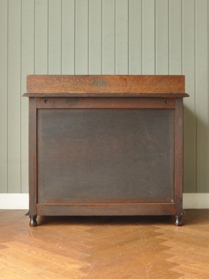 キャビネットの後ろ姿