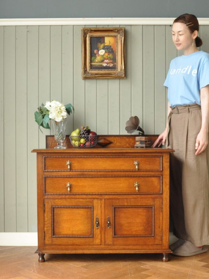 英国アンティークのサイドボード
