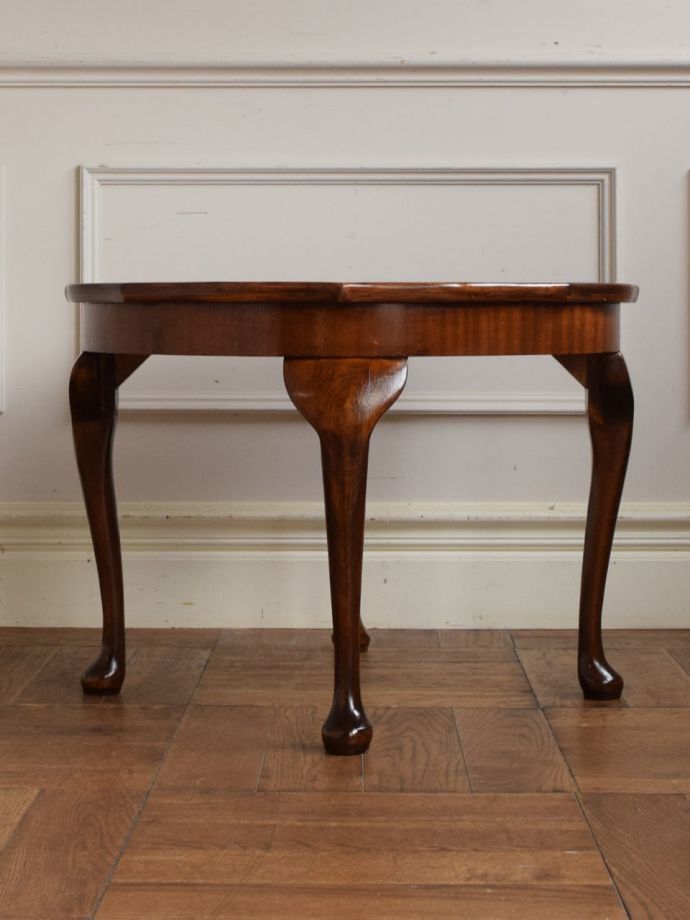 コーヒーテーブルの後ろ姿